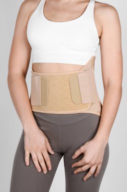 İnsan vücudunda ortopedik bel korsesi. Sırt desteği, bel destek kemeri. Sırt köprücük kemiği için duruş düzelticisi. Ameliyat sonrası fıtık, hamilelik ve doğum sonrası bel desteği..
