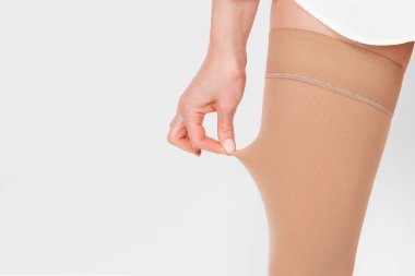 Sıkıştırma çoraphanesi. Varisli damarlar ve venouse terapisi için tıbbi sıkıştırma çorapları ve taytlar. Kadın ve erkek çorapları. Klinik sıkıştırma örgüleri. Hamile kadınlar için konfor külotlu çorabı.