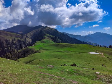 Siri Alacaklı Meadows & Makra Tepesi, Kaghan Vadisi 'ndeki Shogran, Hayber Pakhtunkhwa Pakistan ili. Ele geçirilen On (25-09-21) yüksekliği (9.498 feet))