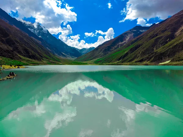 美しい湖は パキスタンのKhyber Pakhtunkhuwan Naranに位置するJheel Saif Malookと呼ばれる 2021 で捕獲された山々の中心部にあります — ストック写真