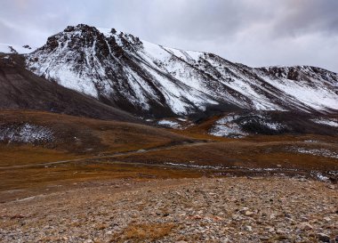 Sonbaharda Pakistan 'ın Gilgit-Baltistan şehrinde Karlı Khunjerab Geçidi