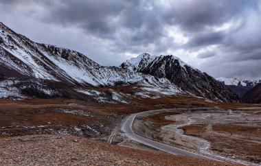 Sonbaharda Pakistan 'ın Gilgit-Baltistan şehrinde Karlı Khunjerab Geçidi
