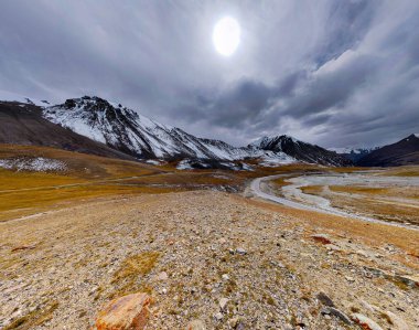 Pakistan Çin sınırı yakınlarındaki Khunjerab Geçidi 'nde bulunan Kar Dağları, Gilgit-Baltistan, Pakistan
