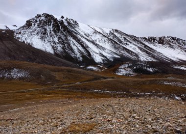 Sonbaharda Pakistan 'ın Gilgit-Baltistan şehrinde Karlı Khunjerab Geçidi