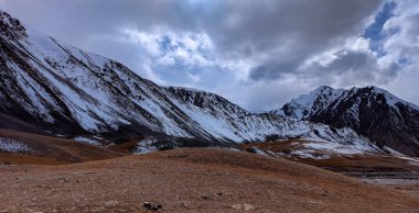 Bulutların Altındaki Karlı Dağlar Khunjerab Geçidi, Gilgit-Baltistan, Pakistan