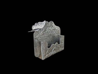 Siyah arka planda el yapımı gümüş kaplama kelebek kartı tutucusu