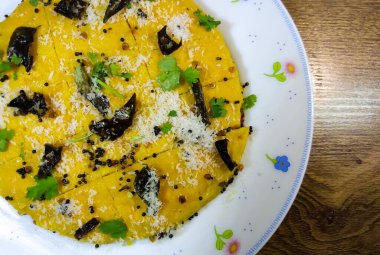 Gujrati Khaman Dhokla buğulanmış Gram unu Hint baharatlı çerezi.