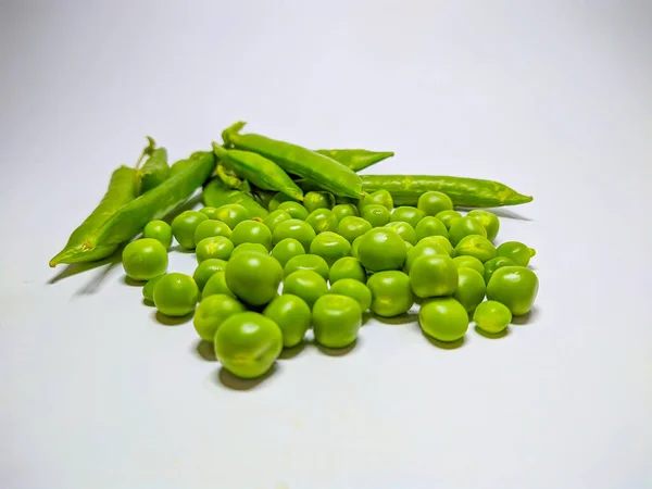 Guisantes Verdes Frescos Sobre Fondo Blanco — Foto de Stock