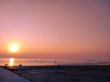 Deniz manzaralı Clifton plajı akşam saatlerinde, Karaçi, Pakistan 'da (17-01-22) çekildi.