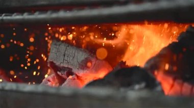Biraz kömür ağır çekimde ızgarada yanıyor.