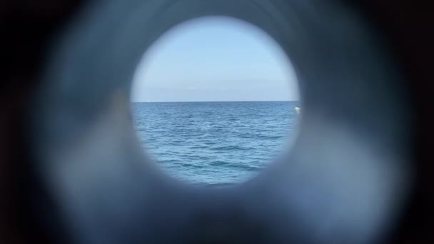 在海里被另一艘船上的一个洞所监视的船 — 图库视频影像