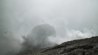 Dolomitler yüksek irtifada bulutlu bir günün sisinde