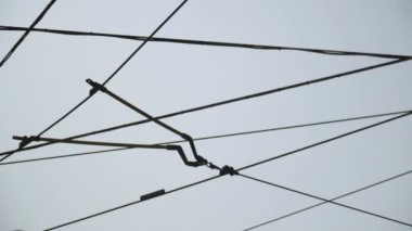 Milan 'daki tramvayların tipik elektrik kablolarını kapatın.