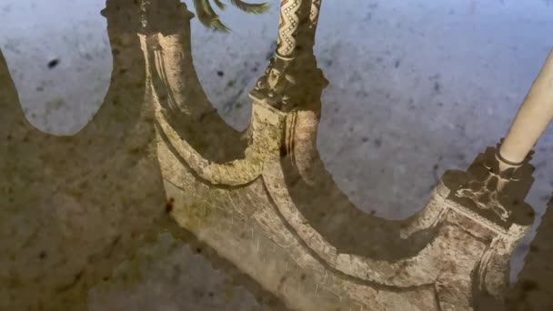 Sommige Oude Bogen Reflecteren Het Water Van Een Oude Kerk — Stockvideo