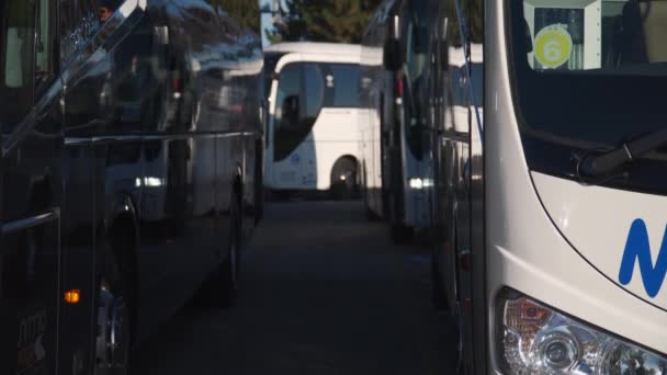 许多公共汽车停放 一辆公共汽车驶近 — 图库视频影像