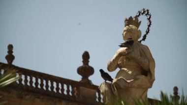 Sicilya 'da güneşli bir günde güvercinli İtalyan Bakire Meryem heykeli.