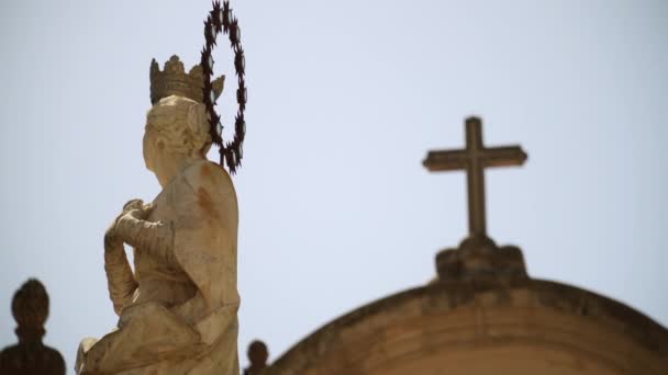 Statuie Fecioarei Maria Dintr Biserică Cruce Fundal — Videoclip de stoc