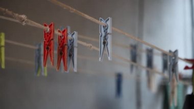 İplerdeki renkli kazıkları kapatın.