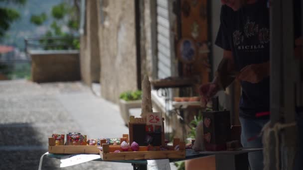 Muž Pracující Kladivem Tradičních Suvenýrech Sicílii — Stock video