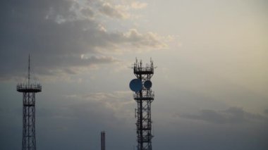 Gün batımında iki kule ve gökyüzü.