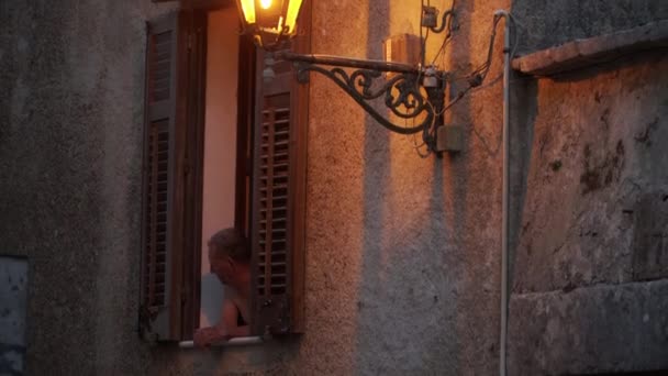 Starý Muž Pozorující Ulice Okna Horké Letní Noci — Stock video