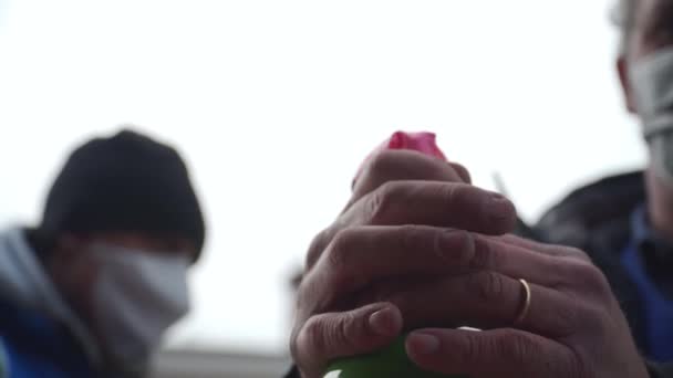 Zbliżenie Człowieka Nadmuchiwanie Różowy Balon Cylindra — Wideo stockowe