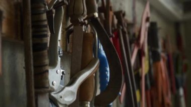 Garajda asılı duran bir tamircinin aletlerine yakın çekim.