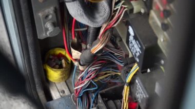 Kamyonda bir sürü karmaşık elektrik kablosu var.