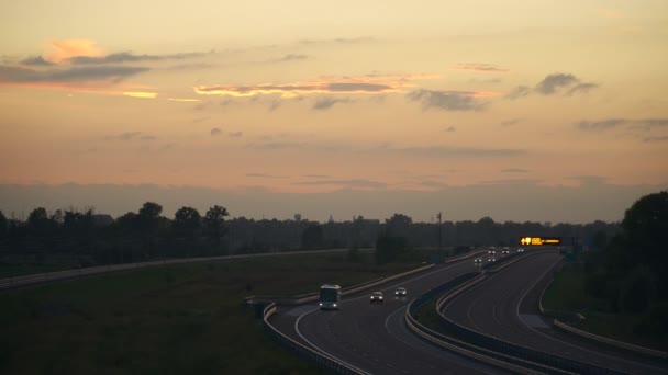 Une Autoroute Campagne Coucher Soleil Avec Bus Des Voitures Passant — Video