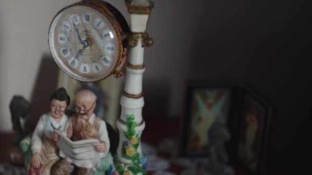 Szczegóły Dwie Małe Postacie Starych Ludzi Zegarze Pokoju Starszej Pani — Wideo stockowe