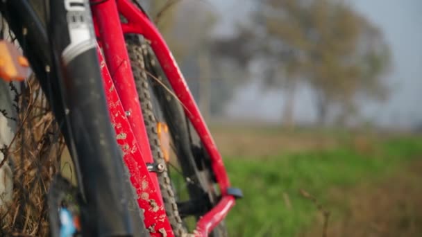 Közeli Egy Piszkos Piros Mountain Bike Mezők — Stock videók