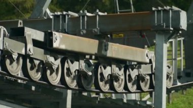 Kablo yolunun tekerleri ağır çekimde hareket ediyor