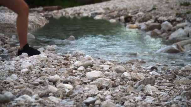Dağ Nehrinde Kayaların Üzerinde Atlayan Bir Kız — Stok video