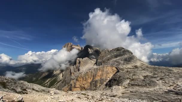 Dolomitlerde Bulutlu Solgun San Martino Manzarası — Stok video