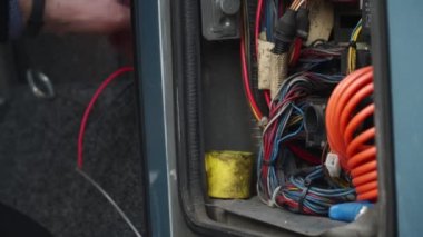 Elektrik paneli üzerinde çalışan bir tamirci