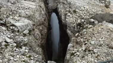 Kayalarda etkileyici bir uçurum.