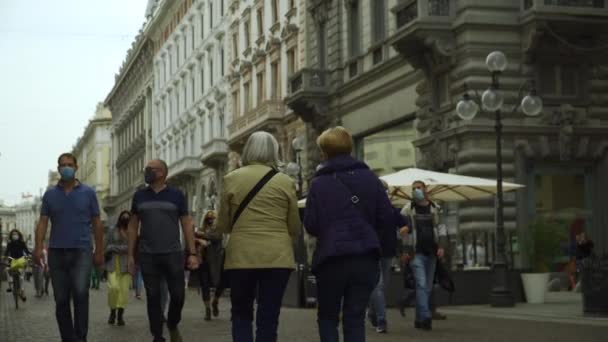 Μερικοί Άνθρωποι Περπατούν Στο Κέντρο Του Μιλάνου Στους Εμπορικούς Δρόμους — Αρχείο Βίντεο
