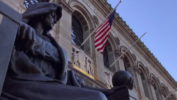 Die Flagge Außenbereich Der Bostoner Stadtbibliothek Und Eine Statue Der — Stockvideo