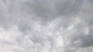 Fırtınadan önce bulutlu bir gökyüzünün zamanı.