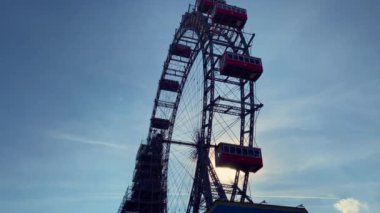 Wien, Avusturya - 02-13-2020 Güneşli bir günde, karanlıkta Prater 'ın ünlü dönme dolabı