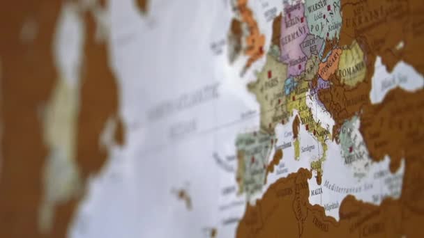 Primer Plano Mapa Vintage Del Mundo Con Europa Colores Foco — Vídeo de stock