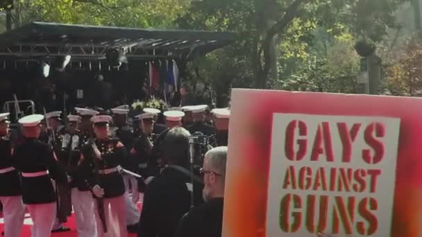 纽约市 2019年纽约市2019年退伍军人日游行的抗议活动 — 图库视频影像