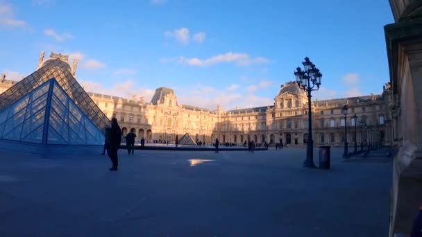 Paříž Francie 2019An Hyperlapse Před Louvrem Slavnou Pyramidou — Stock video