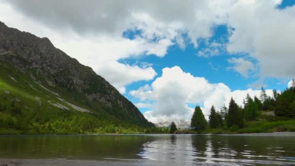 Lapso Tiempo Lago Montaña Día Nublado Verano — Vídeos de Stock