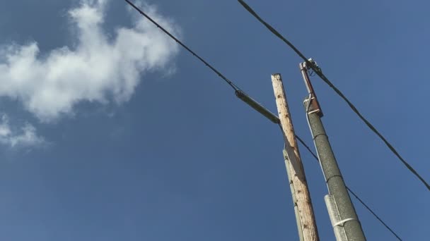Mavi Gökyüzünde Bazı Eski Elektrik Direkleri — Stok video