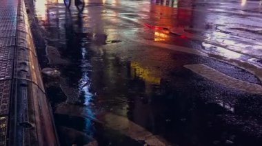 Broadway 'de bir sokakta yağmur ve su birikintileri