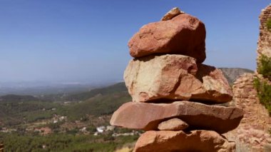 Dağın kenarındaki kayalar.