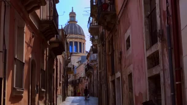 晴れた日に古いスタイルのシチリア通りのいくつかのブドウ — ストック動画