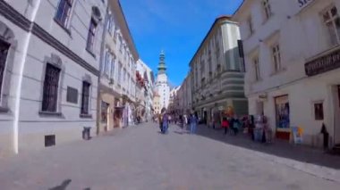 Bratislava, Slovakya - 02-11-2020 Bratislava 'da eski bir caddenin zaman aşımı