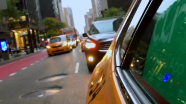 İkonik sarı taksiden New York 'un işlek caddelerinin manzarası